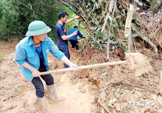 Đoàn viên, thanh niên huyện Chi Lăng (Lạng Sơn) giúp dân khắc phục sạt lở do mưa lũ gây ra. Ảnh: Thái Thuần – TTXVN