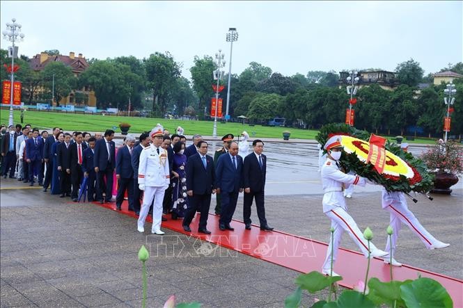 Các đồng chí lãnh đạo Đảng, Nhà nước cùng các đại biểu Quốc hội đặt vòng hoa và vào Lăng viếng Chủ tịch Hồ Chí Minh. Ảnh: Văn Điệp - TTXVN