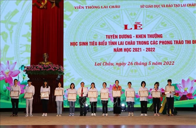Phó Chủ tịch Thường trực UBND tỉnh Lai Châu Tống Thanh Hải tặng Giấy khen cho các học sinh đạt giải cấp quốc gia. Ảnh: Đinh Thùy-TTXVN