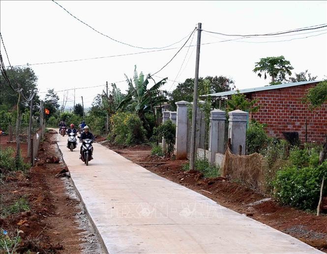 Đường giao thông nông thôn ở thôn Đoàn Kết, xã Bờ Ngoong, huyện Chư Sê, tỉnh Gia Lai được xây dựng khang trang sạch đẹp. Ảnh: Vũ Sinh - TTXVN
