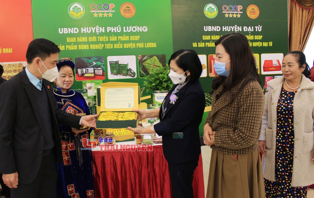 Huyện Phú Lương tham gia trưng bày sản phẩm OCOP tại Hội nghị đánh giá kết quả thực hiện Đề án “Mỗi xã một sản phẩm” của tỉnh diễn ra vào cuối tháng 12-2021. Ảnh: baothainguyen.vn