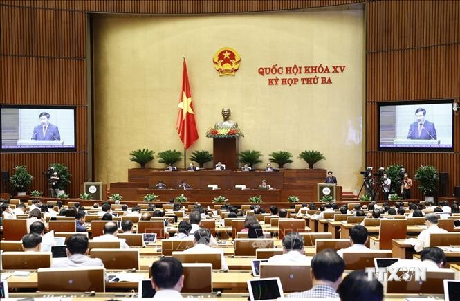 Phó Thủ tướng Thường trực Chính phủ Phạm Bình Minh làm rõ các vấn đề liên quan và trả lời chất vấn của đại biểu Quốc hội. Ảnh: Doãn Tấn – TTXVN