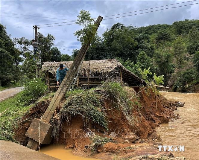 Nhiều tuyến đường giao thông, hàng trăm nhà ở tại Lào Cai bị ngập úng, chia cắt