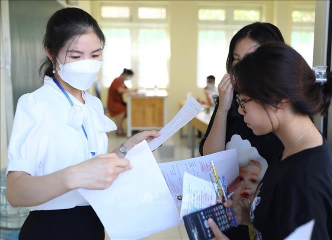 Học sinh hoàn thành môn thi Toán, môn thi cuối cùng tại điểm thi trường THCS thị trấn Trâu Quỳ, huyện Gia Lâm. Ảnh: Thanh Tùng - TTXVN