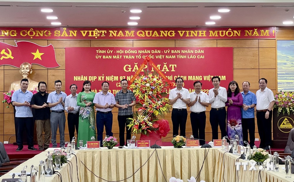Lãnh đạo tỉnh Lào Cai tặng lẵng hoa chúc mừng những người làm báo nhân ngày Báo chí Cách mạng Việt Nam 21/6. Ảnh: Quốc Khánh - TTXVN