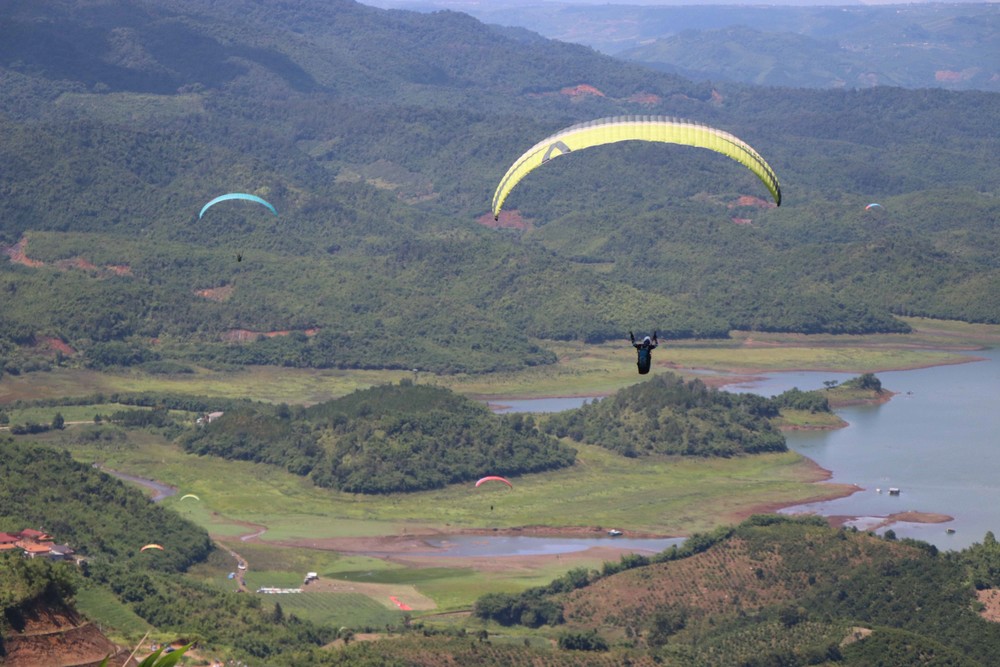 Các vận động viên bay trên hồ Tà Đùng, nơi được ví như “Vịnh Hạ Long trên cao nguyên”. Ảnh: Ngọc Minh – TTXVN