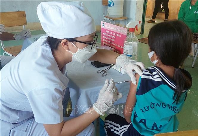 Triển khai tiêm vaccine phòng COVID-19 cho học sinh ở xã Ma Nới, huyện Ninh Sơn, Ninh Thuận. Ảnh: Công Thử - TTXVN