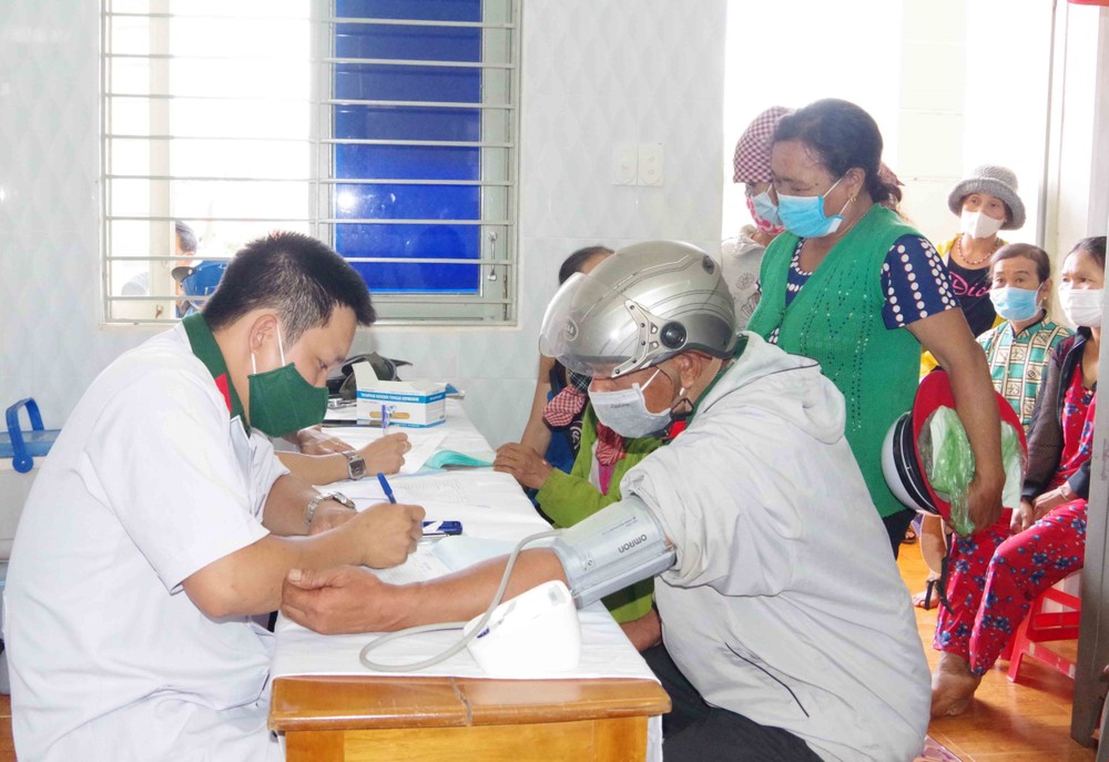 Các y, bác sỹ thuộc Bộ Chỉ huy Quân sự tỉnh Đắk Nông khám bệnh cho nhân dân vùng biên giới. Ảnh: Ngọc Minh – TTXVN