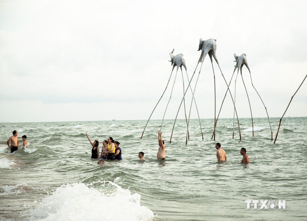 Du khách vui chơi, tắm biển tại Bãi Trường, thành phố Phú Quốc (Kiên Giang). Ảnh: Hồng Đạt - TTXVN