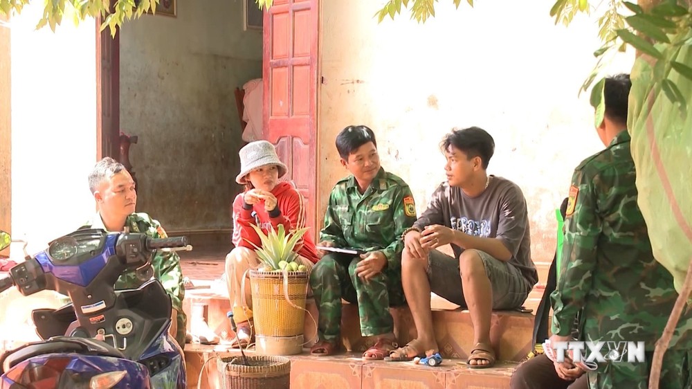 Lực lượng chức năng nắm bắt thông tin và tuyên truyền đến dân làng Kloong ở xã biên giới Ia O, huyện Ia Grai . Ảnh: Hoài Nam - TTXVN