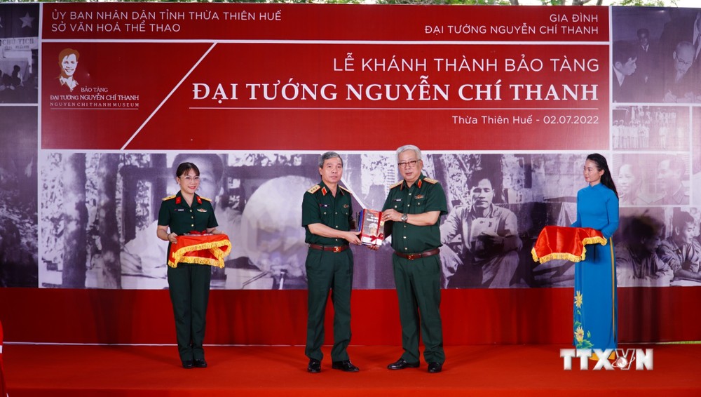 Tổng cục Chính trị Quân đội nhân dân Việt Nam tặng Bảo tàng bộ sách Đại tướng Nguyễn Chí Thanh. Ảnh: Mai Trang - TTXVN