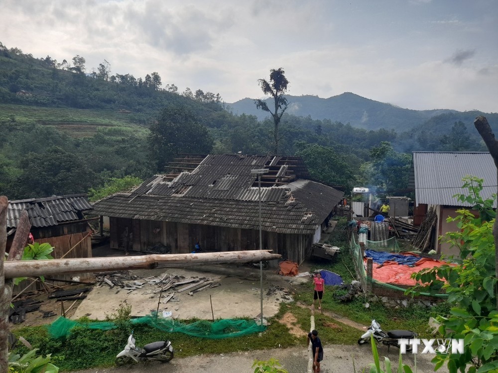 Dông lốc chiều 4/7 đã khiến hơn 20 nhà dân tại 2 thôn Nà Mu, Nà Mòn (xã An Thắng) huyện Pác Nặm, tỉnh Bắc Kạn bị tốc mái, hư hại. Ảnh TTXVN phát