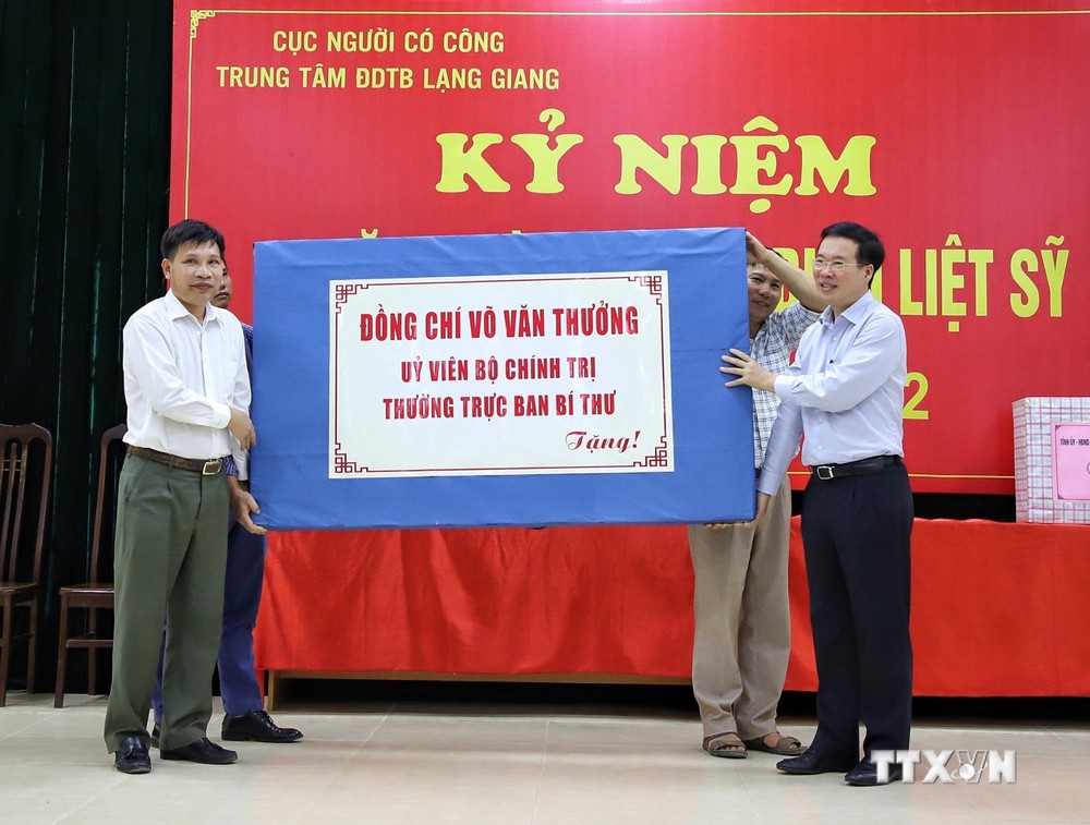 Đồng chí Võ Văn Thưởng tặng quà cho Trung tâm Điều dưỡng thương binh Lạng Giang. Ảnh: Danh Lam - TTXVN