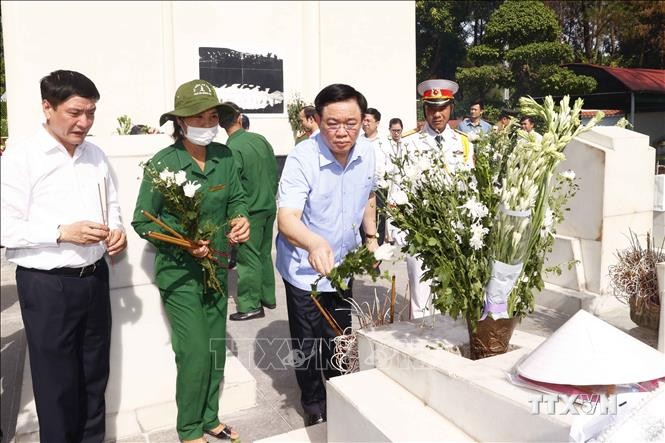 Chủ tịch Quốc hội Vương Đình Huệ dâng hương tưởng niệm các Anh hùng liệt sĩ tại Khu di tích lịch sử Ngã ba Đồng Lộc, Truông Bồn