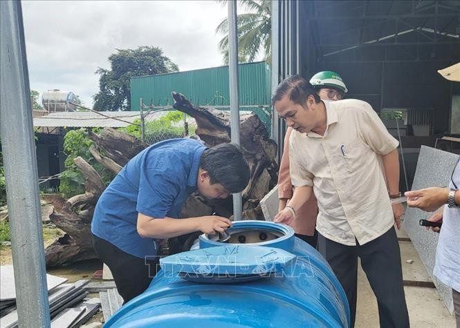 Đoàn công tác của Bộ Y tế kiểm tra về công tác phòng, chống sốt xuất huyết tại huyện Lắk. Ảnh: Tuấn Anh - TTXVN