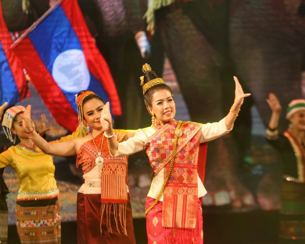 Tiết mục múa và hát "Phàu Lào Sa Mắc Khi" (Dân tộc Lào đoàn kết) của các nghệ sĩ Lào. Ảnh: Tuấn Đức – TTXVN