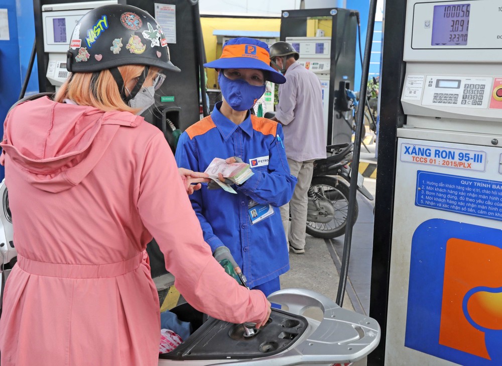 Người dân mua xăng tại một điểm kinh doanh xăng, dầu ở Hà Nội. Ảnh: Trần Việt - TTXVN