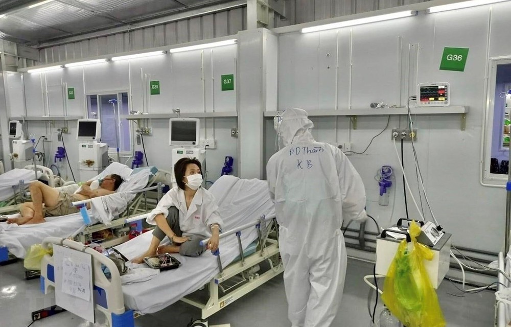 Bên trong phòng cấp cứu bệnh nhân COVID-19 nặng của Trung tâm Hồi sức Tích cực COVID-19 bệnh viện Việt Đức tại Bệnh viện Dã chiến 13 (huyện Bình Chánh, Thành phố Hồ Chí Minh). Ảnh: TTXVN phát