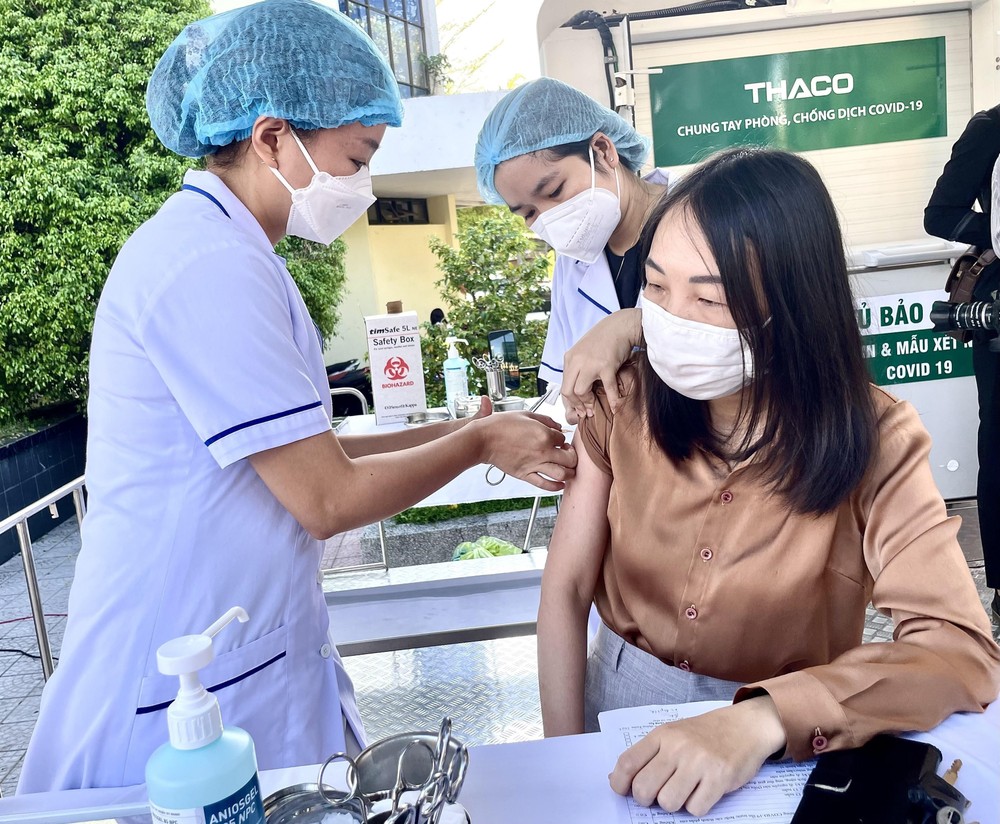 Lãnh đạo Sở Lao động-Thương binh và Xã hội tỉnh Thừa Thiên - Huế hưởng ứng tiêm vaccine phòng COVID-19. Ảnh: Mai Trang - TTXVN