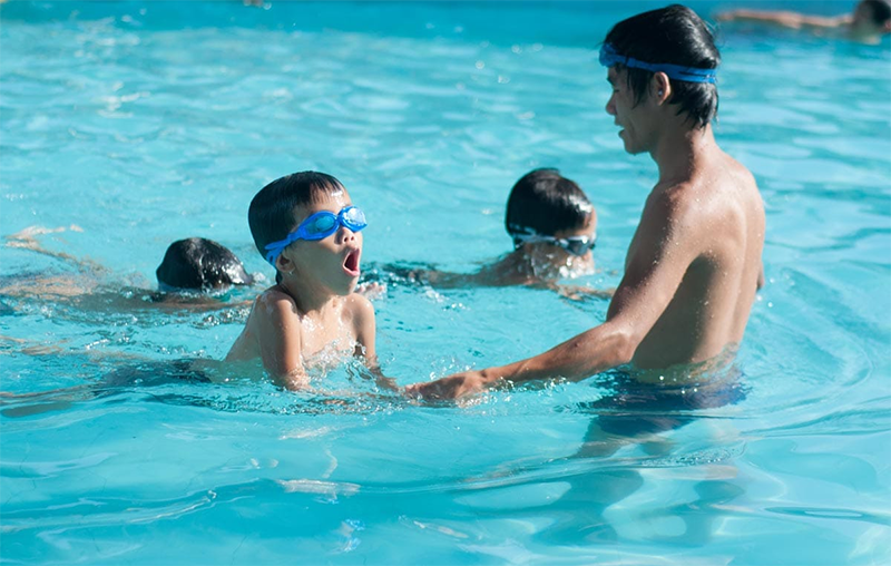 Chung tay giúp trẻ em học bơi an toàn
