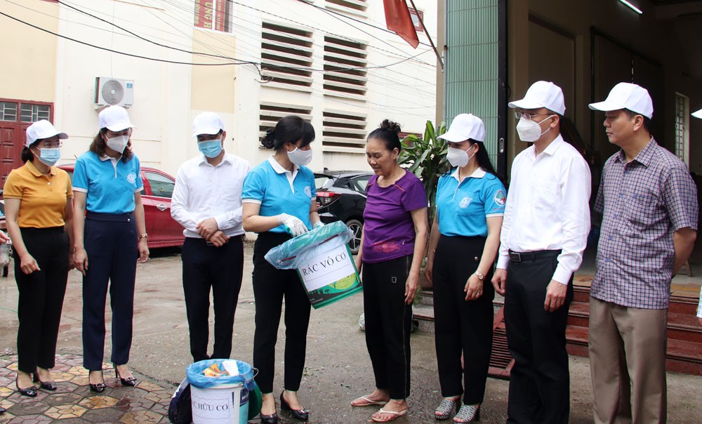 Cán bộ Hội LHPN tỉnh hướng dẫn hội viên phụ nữ xã Song Mai (TP Bắc Giang) phân loại rác thải tại gia đình. Nguồn: baobacgiang.com.vn