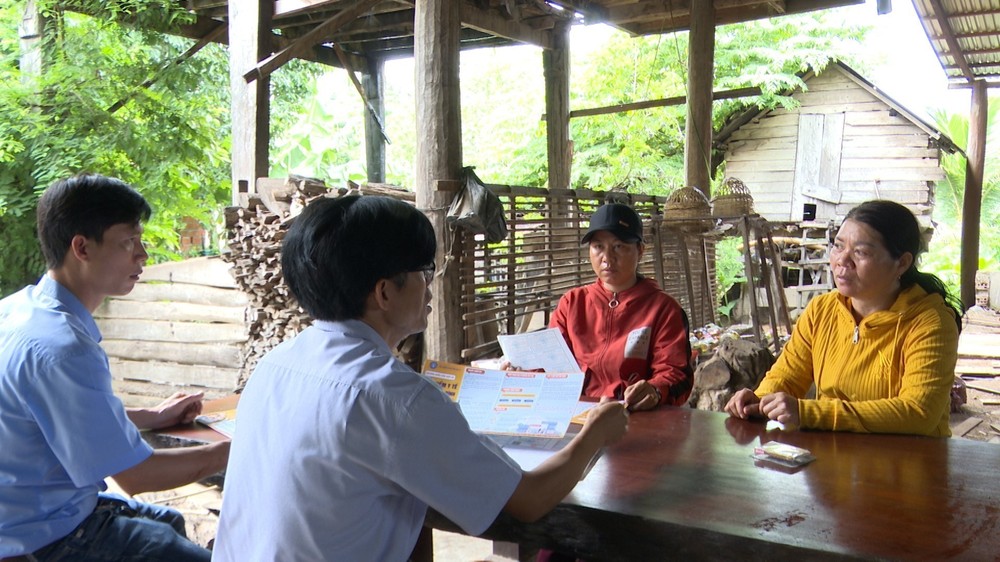 Cán bộ BHXH huyện Ia Pa, Gia Lai tư vấn mua BHYT hộ gia đình cho gia đình chị Rmah H’Brang ở xã Ia Mrơn. Ảnh: Hoài Nam – TTXVN
