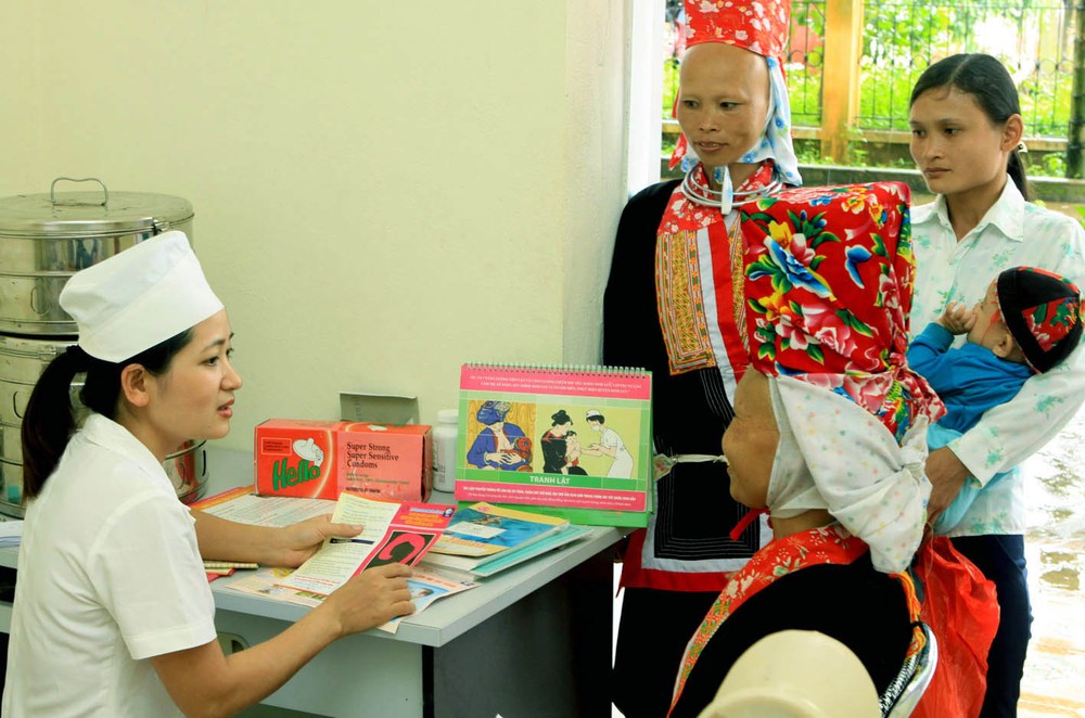 Hướng dẫn chăm sóc sức khỏe sinh sản cho phụ nữ xã Quảng Lâm, huyện Đầm Hà, tỉnh Quảng Ninh. Ảnh: Dương Ngọc - TTXVN