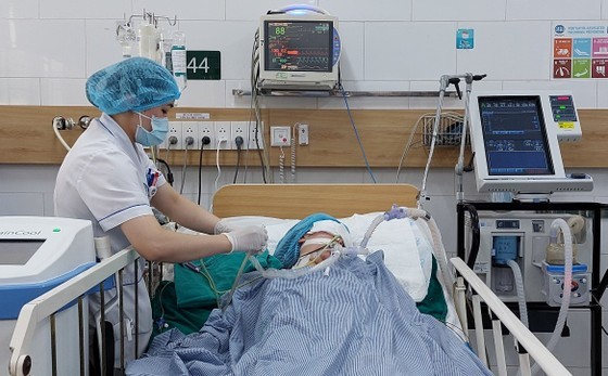 Bác sĩ Trung tâm Chống độc đang chăm sóc nữ bệnh nhân bị hôn mê sau khi hút thuốc lá điện tử. Ảnh: sggp.org.vn