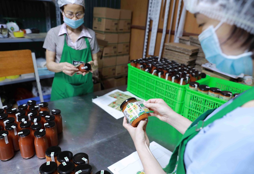 Sản phẩm tương ớt của Công ty Spico ở phường Hàm Rồng, thành phố Thanh Hoá được sản xuất theo phương thức truyền thống, là sản phẩm đạt chất lượng OCOP 3 sao đợt 1 năm 2022. Ảnh: Vũ Sinh - TTXVN