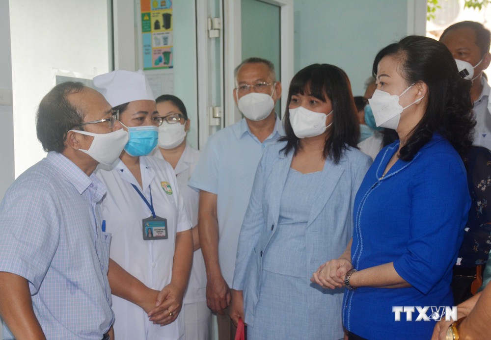 Quyền Bộ trưởng Bộ Y tế Đào Hồng Lan thăm hỏi, động viên cán bộ, nhân viên y tế, lãnh đạo Trung tâm y tế huyện Buôn Đôn. Ảnh: Hoài Thu – TTXVN