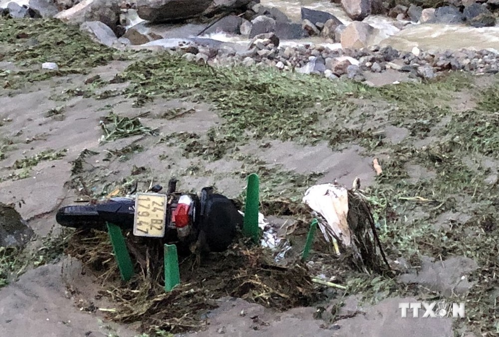 Tài sản và hoa màu của người dân bị cuốn trôi tại xã Thanh Bình, thị xã Sa Pa, do trận mưa kéo dài trong đêm qua. Ảnh: Quốc Khánh - TTXVN