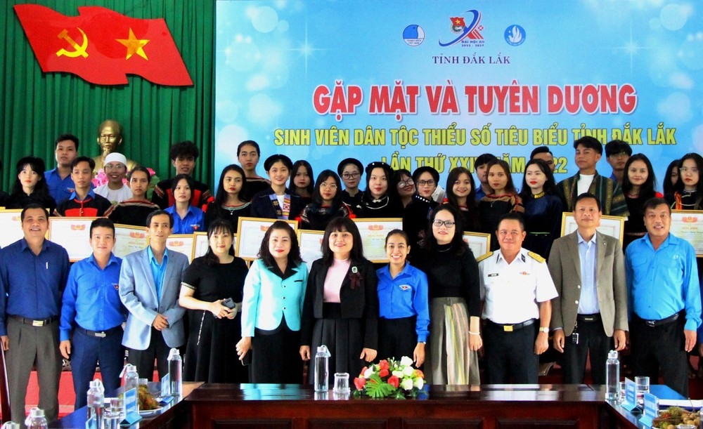 Tuyên dương sinh viên dân tộc thiểu số tiêu biểu có thành tích học tập giỏi tỉnh Đắk Lắk lần thứ XXIV, năm 2022. Ảnh: TTXVN phát