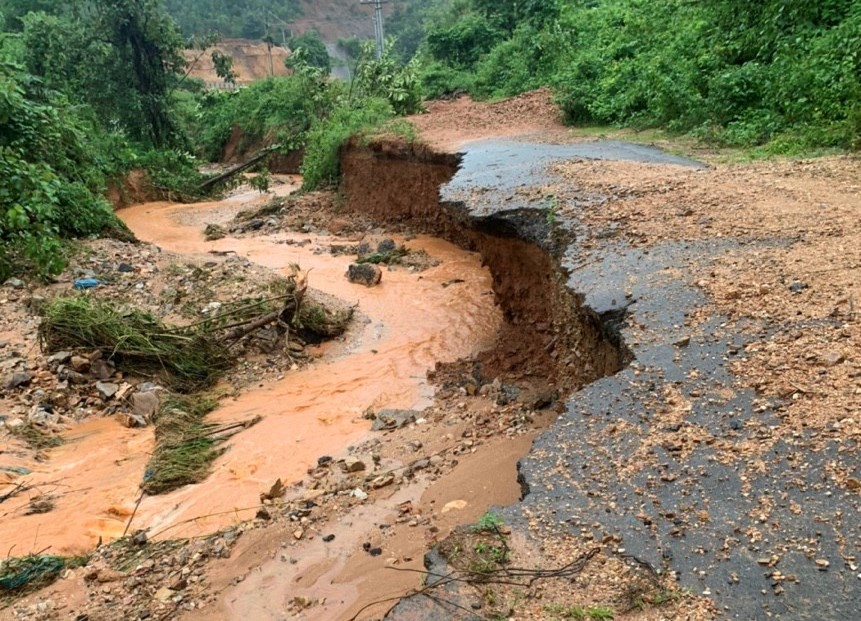 Nhiều tuyến giao thông bị ảnh hưởng bởi mưa lũ. Ảnh: baokontum.com.vn