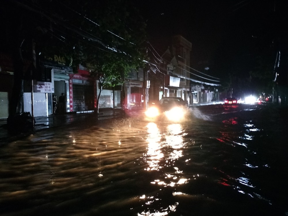 Bão số 2: Nhiều tuyến phố ở Điện Biên bị ngập nặng sau mưa lớn trong đêm