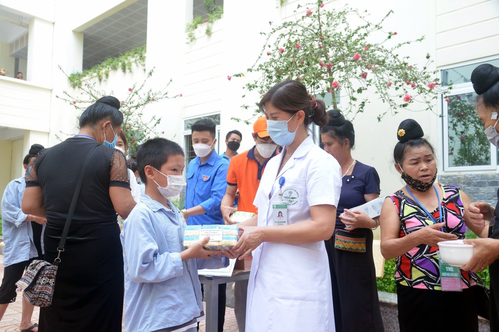 Phó Giám đốc Bệnh viên Đa khoa tỉnh Sơn La Mai Lan Hương trao quà cho bệnh nhân có hoàn cảnh khó khăn. Ảnh: Quang Quyết-TTXVN