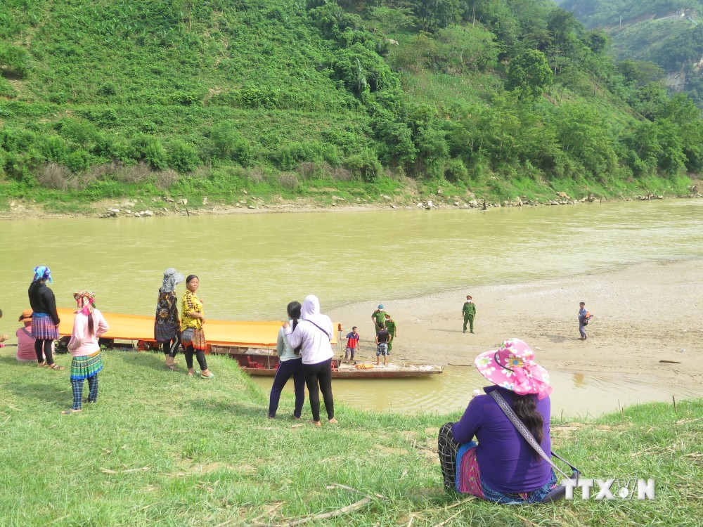 Lực lượng cứu hộ, cứu nạn và thân nhân các nạn nhân tại khu vực xảy ra tai nạn lật thuyền. Ảnh: Hồng Ninh - TTXVN
