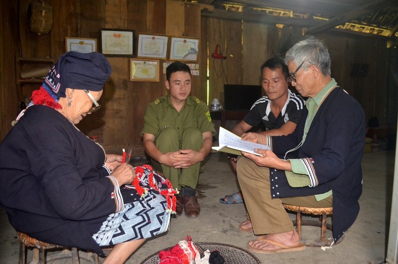Ông Bàn Văn Thân (bìa phải) là một trong những Người có uy tín tiêu biểu ở xã Vầy Nưa, huyện Đà Bắc, tỉnh Hòa Bình. Ảnh: baodantoc.vn