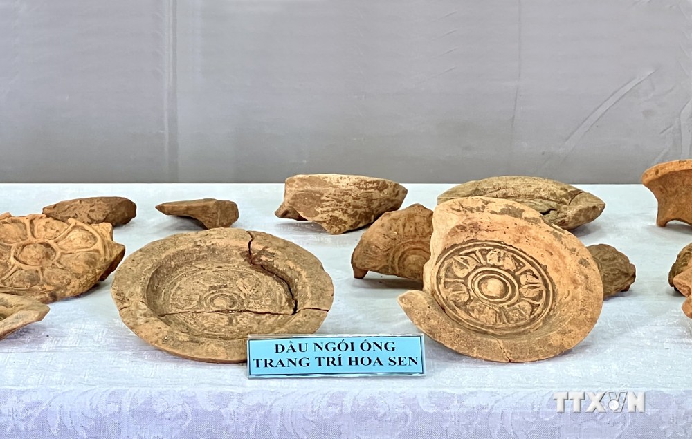 Những mảnh gốm trang trí kiến trúc phát hiện tại phế tích Châu Thành. Ảnh: Nguyên Linh-TTXVN