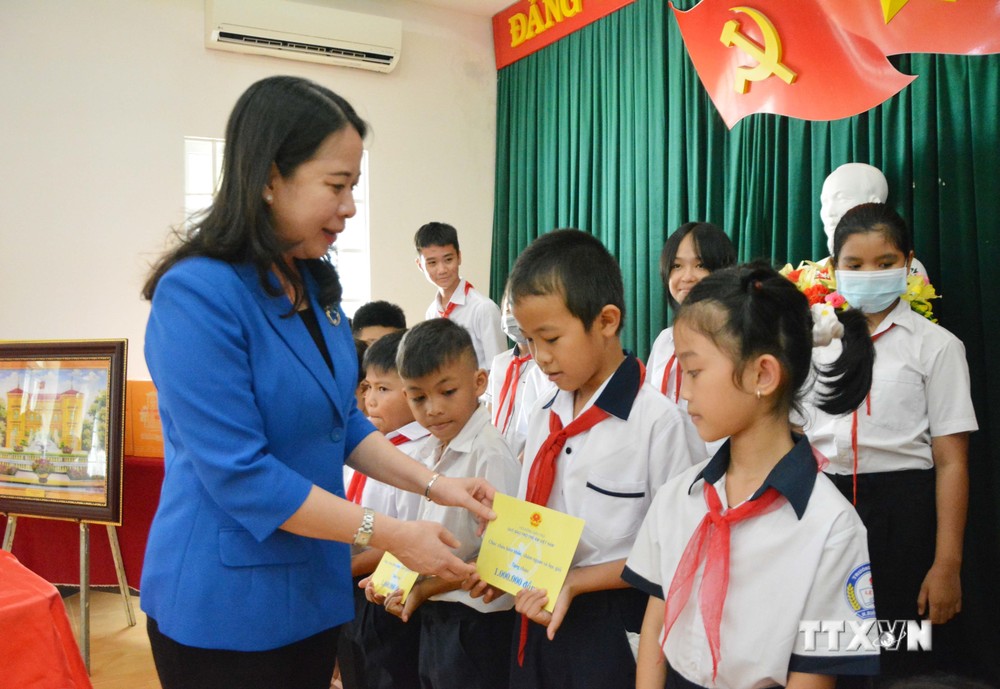 Phó Chủ tịch nước Võ Thị Ánh Xuân tặng quà cho trẻ em có hoàn cảnh khó khăn tại huyện Buôn Đôn. Ảnh: Tuấn Anh – TTXVN