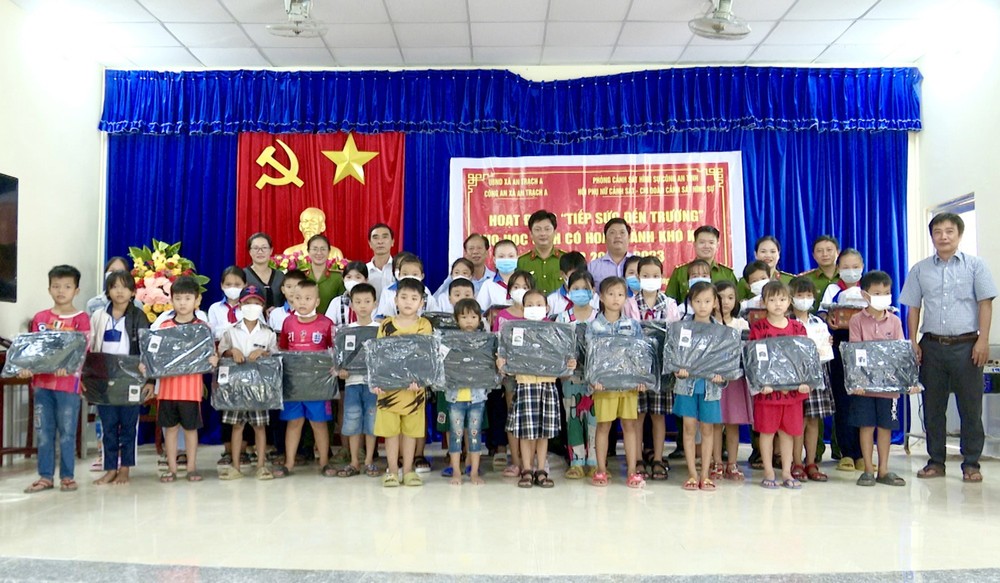 Phòng Cảnh sát hình sự tặng quà cho học sinh có hoàn cảnh khó khăn trên địa bàn xã An Trạch A (huyện Đông Hải, Bạc Liêu).Ảnh: TTXVN