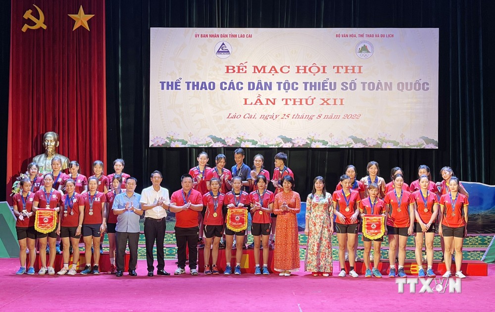 Ban tổ chức trao huy chương môn Bóng chuyền nữ cho các đội đoạt giải. Ảnh: Quốc Khánh - TTXVN