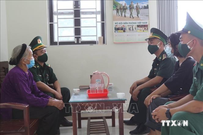 Cán bộ chiến sỹ Đồn Biên phòng Tân Thanh (Lạng Sơn) tuyên truyền pháp luật cho người dân khu vực biên giới. Ảnh: Quang Duy - TTXVN