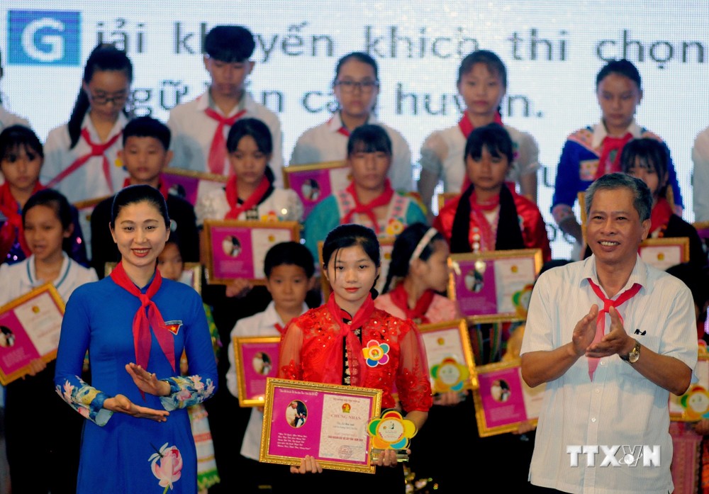 Trao chứng nhận danh hiệu cháu ngoan Bác Hồ cho các em thiếu nhi tiêu biểu tỉnh Sơn La năm 2020. Ảnh: Quang Quyết - TTXVN
