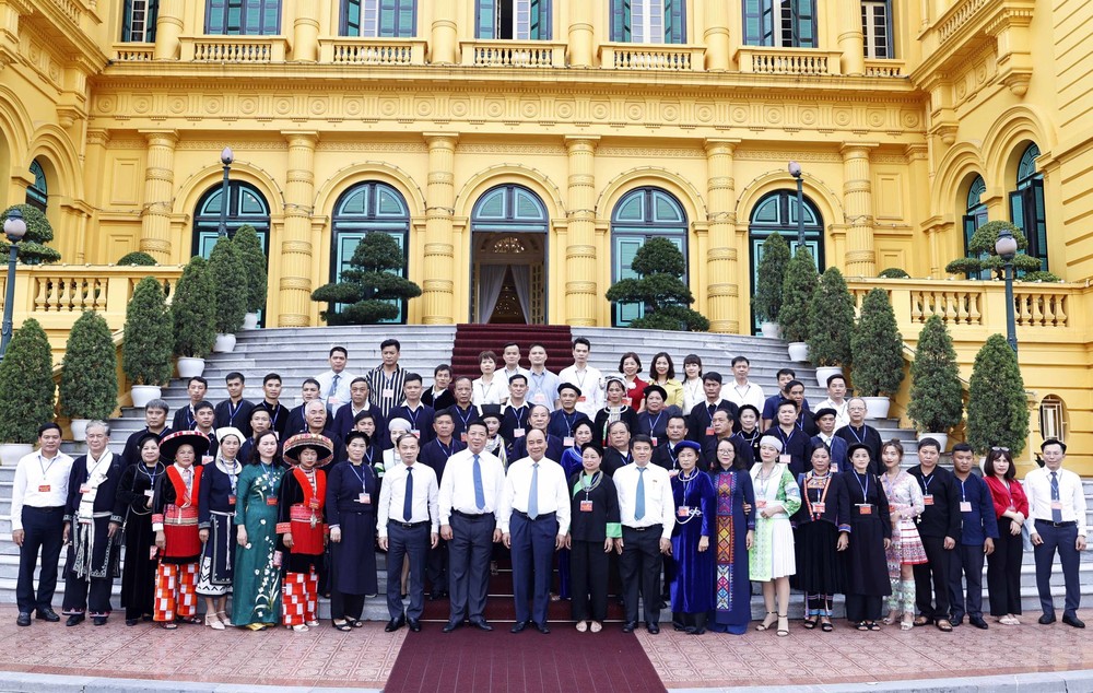 Chủ tịch nước Nguyễn Xuân Phúc chụp ảnh chung với Đoàn đại biểu dân tộc thiểu số tiêu biểu tỉnh Cao Bằng. Ảnh: Thống Nhất – TTXVN