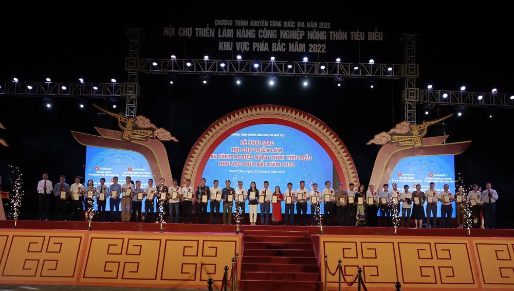 Ban tổ chức trao Giấy chứng nhận sản phẩm công nghiệp nông thôn tiêu biểu cho các doanh nghiệp. Ảnh: Trịnh Duy Hưng - TTXVN