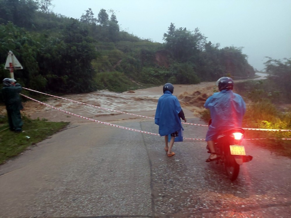 Mưa lớn gây chia cắt giao thông tại huyện Tu Mơ Rông. Ảnh TTXVN phát