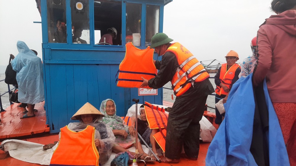 Toàn bộ người già, phụ nữ và trẻ em ở xã đảo Tam Hải, huyện Núi Thành, Quảng Nam đã được đưa vào bờ. Ảnh: Đoàn Hữu Trung - TTXVN