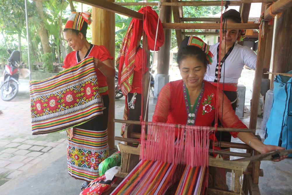 Phụ nữ Thái bản Phẩy Thái Minh, xã Tiên Kỳ tỷ mỉ tạo ra những sản phẩm thổ cẩm độc đáo. Ảnh: Bích Huệ - TTXVN
