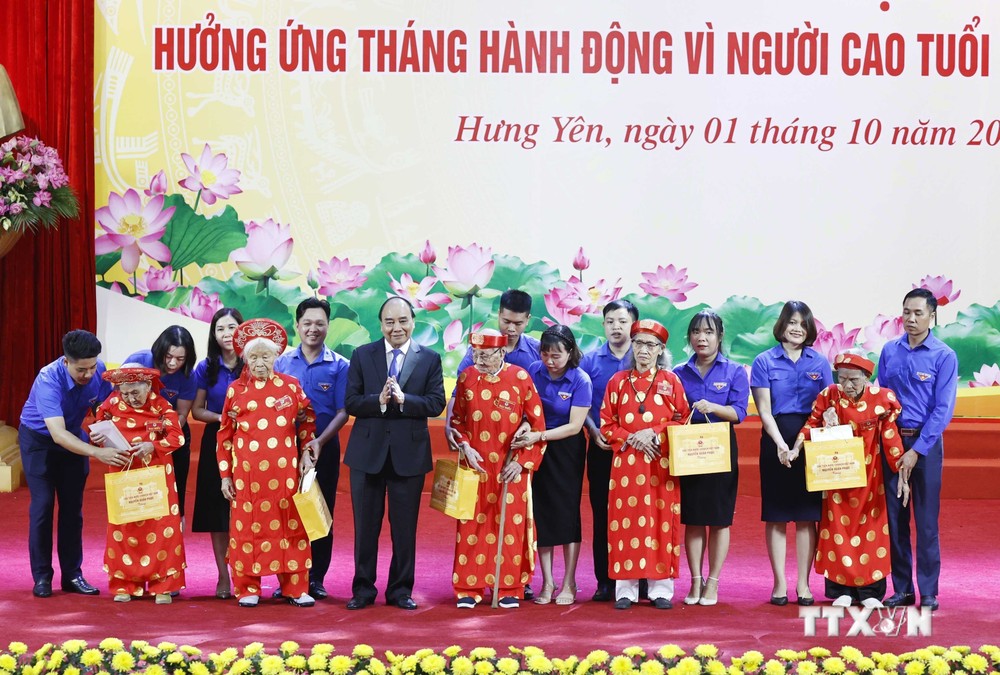 Chủ tịch nước Nguyễn Xuân Phúc tặng quà các cụ cao tuổi tại buổi lễ. Ảnh: Thống Nhất – TTXVN
