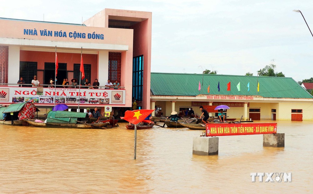 Nước lũ ngập sâu, nhân dân thôn Tiền Phong xã Quang Vĩnh huyện Đức Thọ tránh trú ở nhà văn hóa cộng đồng. Ảnh: Công Tường-TTXVN